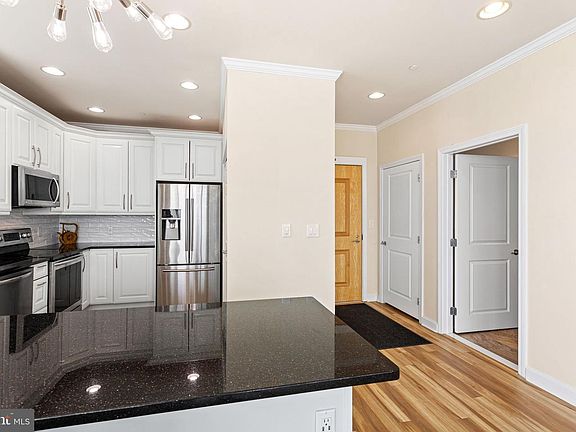 4th image of 901 N Penn St Unit R2401