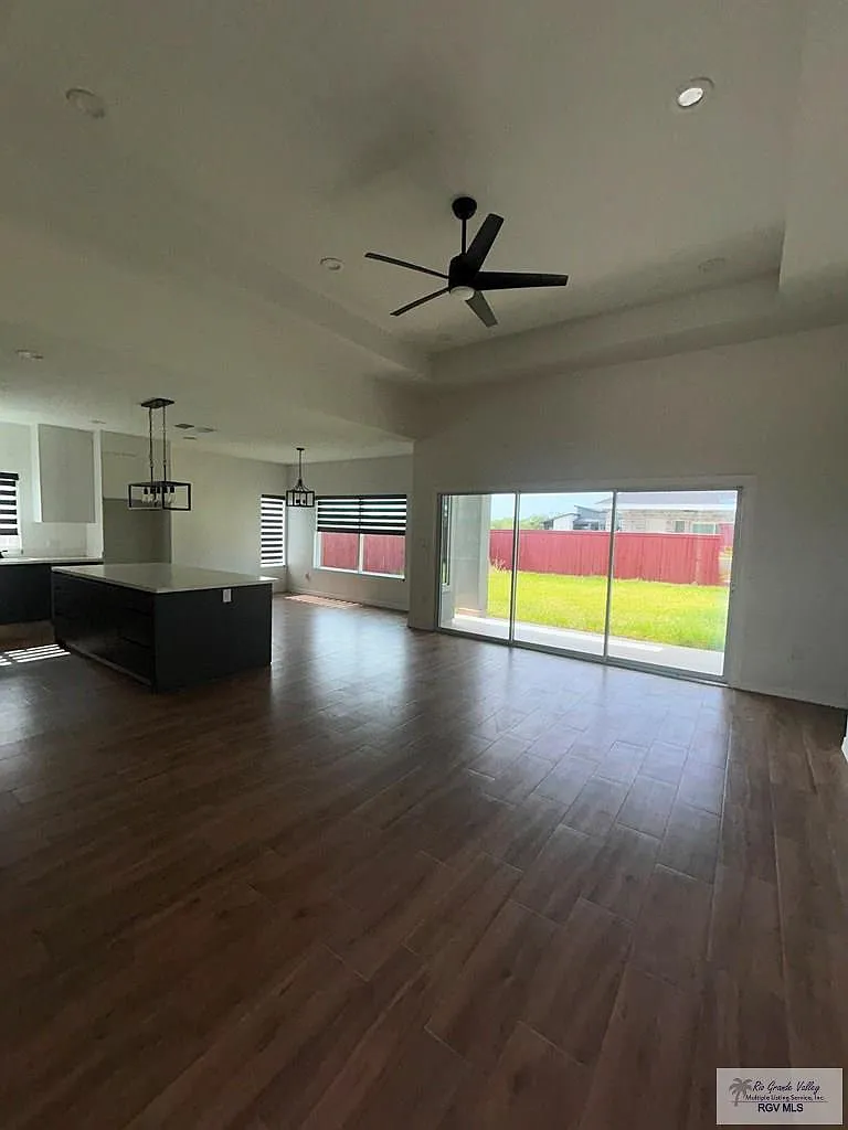 3 bed, 2.5 bath, 1800 sqft, $2,300 — Photo 2