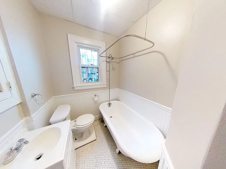 100 Laburnam Cres — Photo 10
