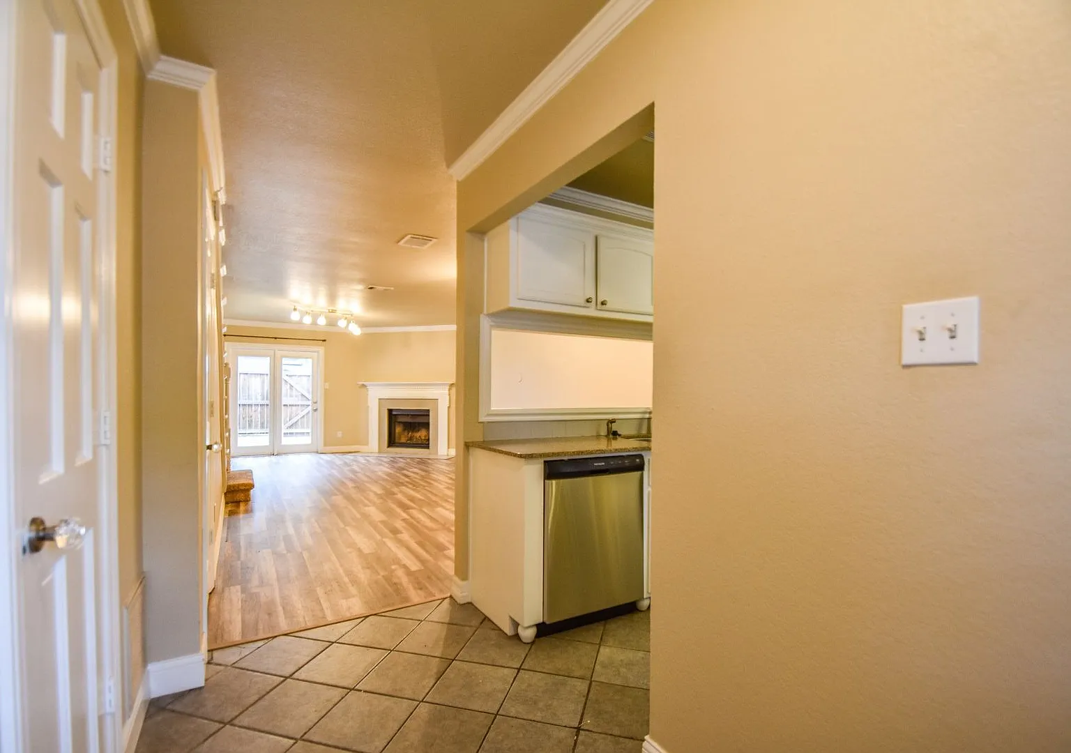 Beautifully crafted 2-1 home in the Euless area. — Photo 3