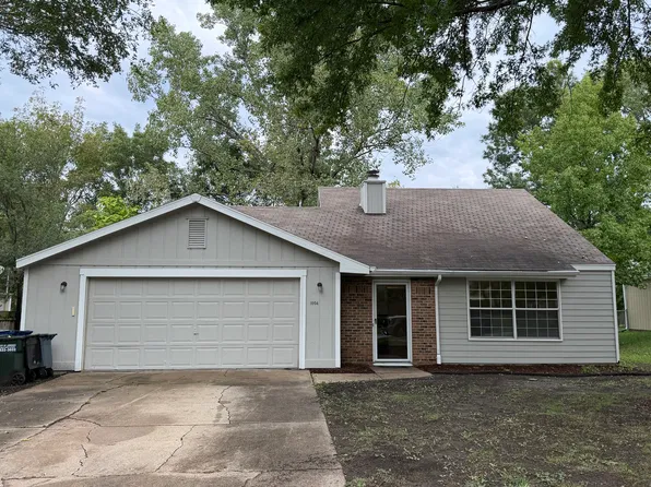 1004 E 25th Ter, Lawrence, KS 66046