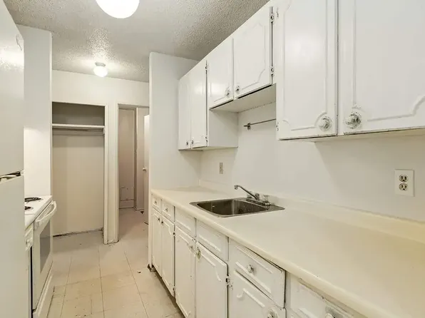 Sutherland Manor, 1023 3rd Ave E, Brooks, AB T1R 0S6