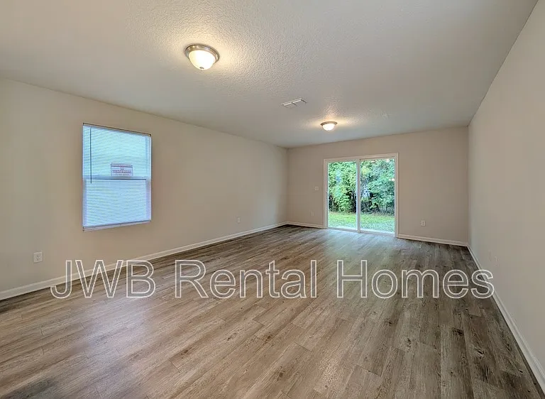 1252 Mull St — Photo 4