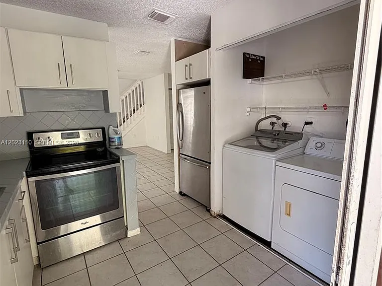 18674 SW 100th Ave #18674 — Photo 3