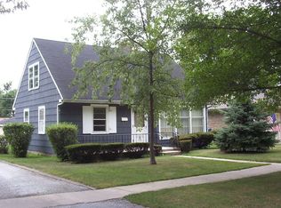 696 1st St, Crete, IL 60417