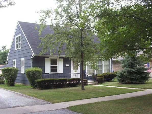 696 1st St, Crete, IL 60417