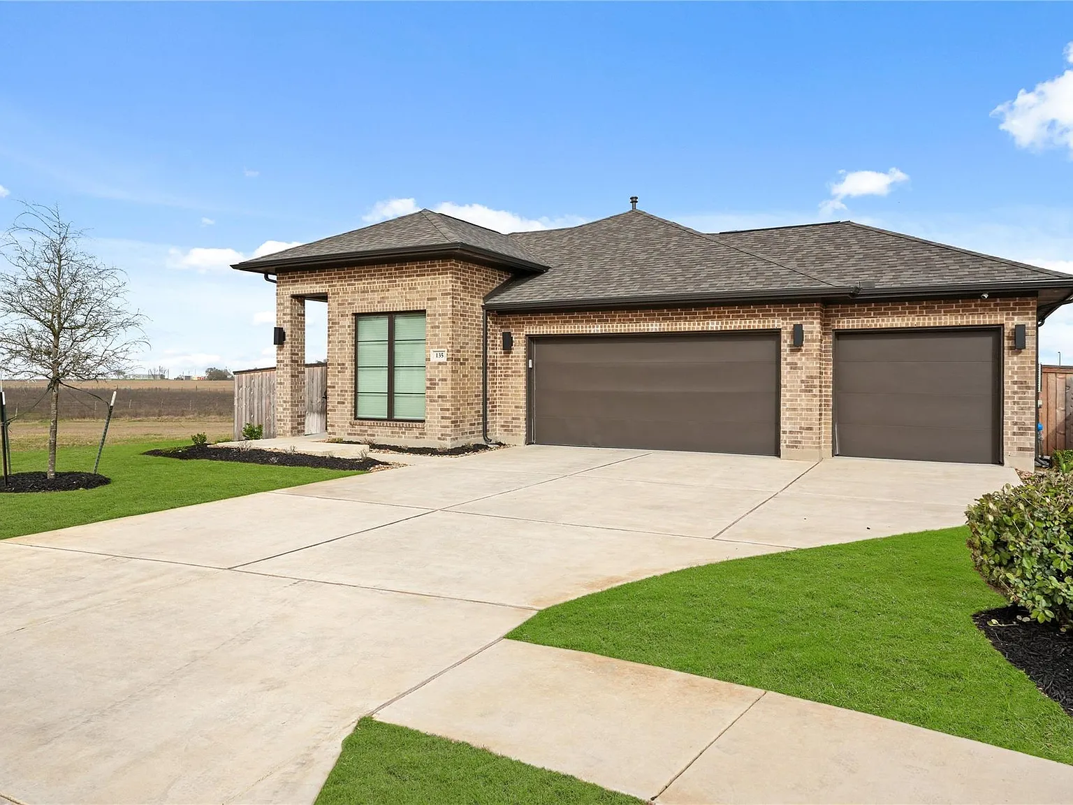 3 bed, 2.0 bath, 1981 sqft, $2,900 — Photo 2