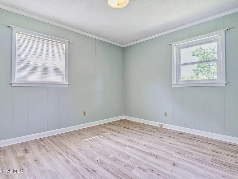 665 Hughes Rd — Photo 15