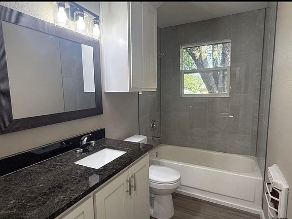 3rd image of 606 Walnut Cir