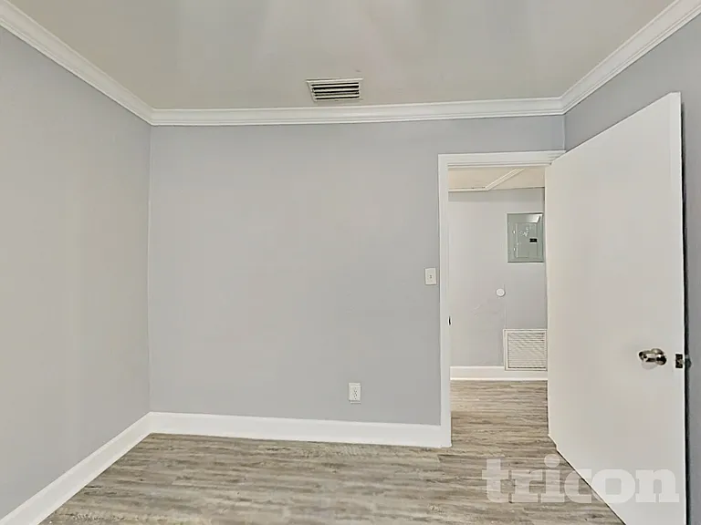 225 W King St — Photo 7