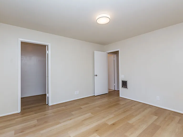 888 Vermont — Photo 10