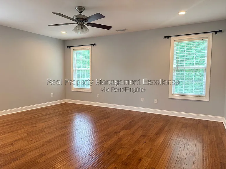305 Holly Thorn Trce — Photo 26