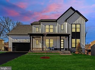 2044 Greenwich St, Falls Church, VA 22043