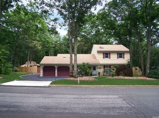 29 Cobblestone Dr, Ridge, NY 11961
