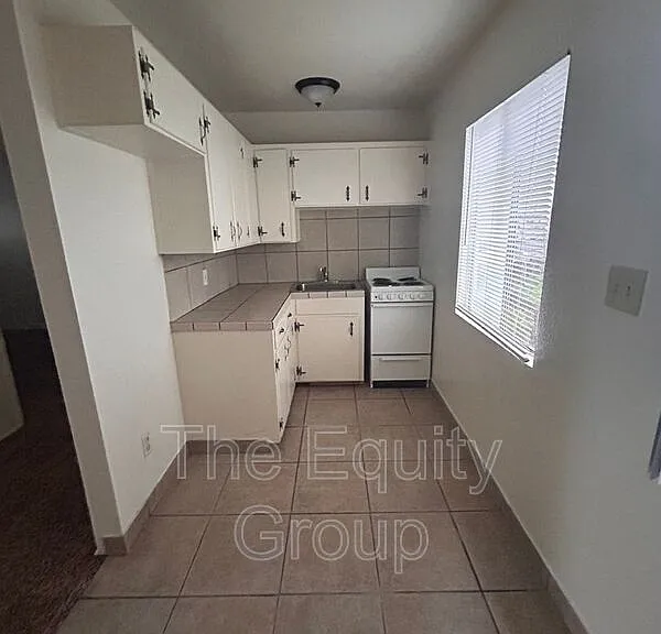 331 E Elm St #6 — Photo 5