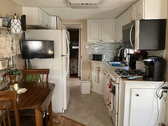 5th image of 31 Lily Dr