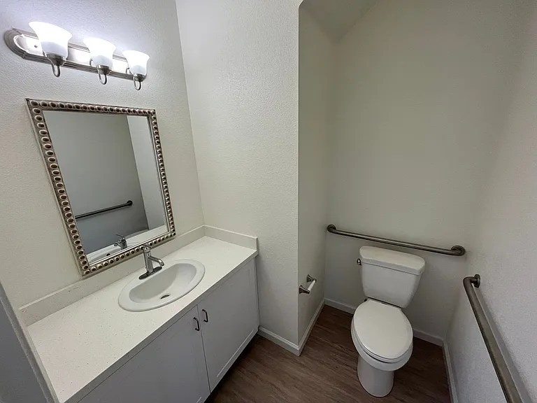 575 E Newlove Dr — Photo 10