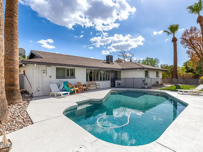 1942 E Pebble Beach Dr — Photo 2