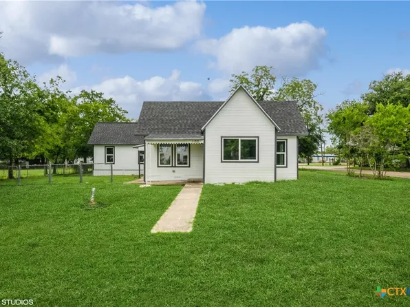 100 NW 3rd St, Waelder, TX 78959