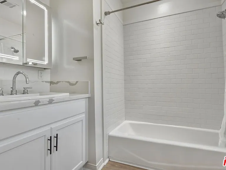 653 N West Knoll Dr — Photo 17