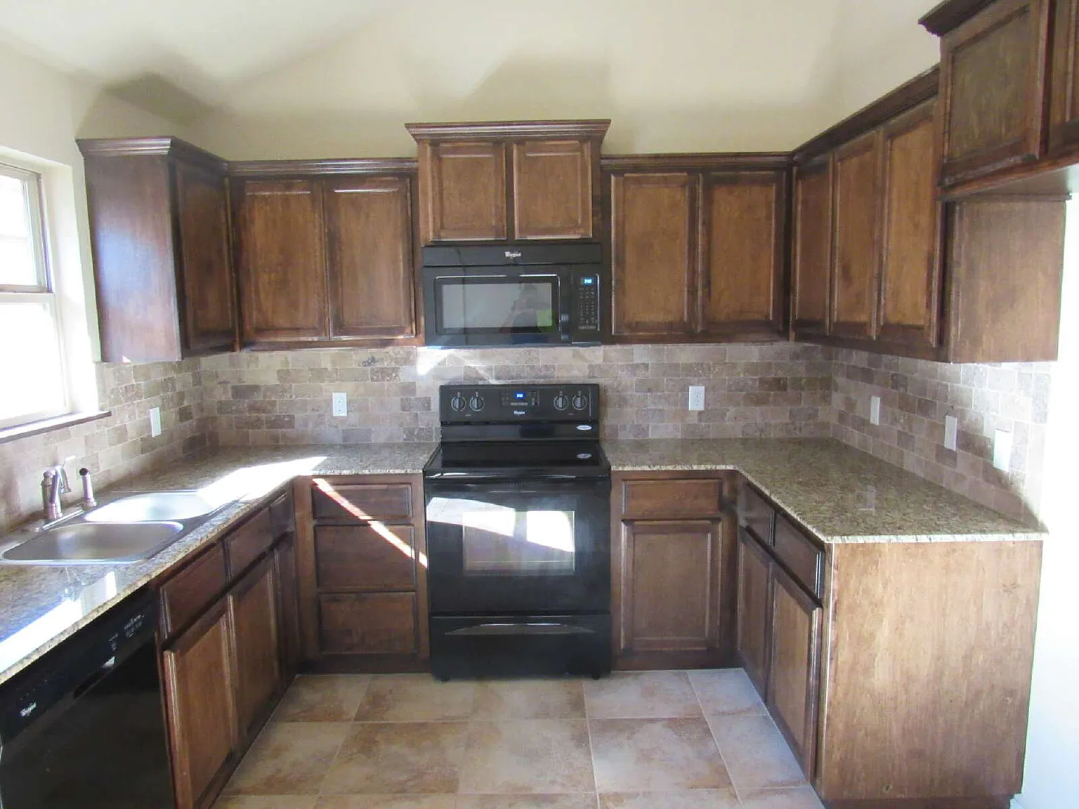 3 bed, 2.0 bath, 1319 sqft, $1,545 — Photo 4