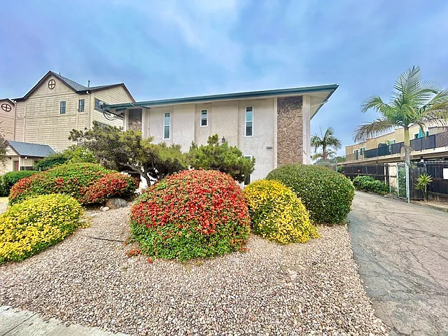 445 E St #5