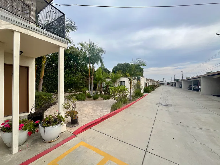 16640 Crenshaw — Photo 7