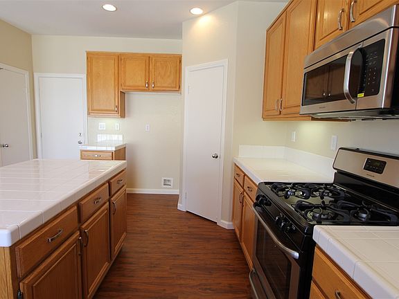 4th image of 965 Yosemite Dr