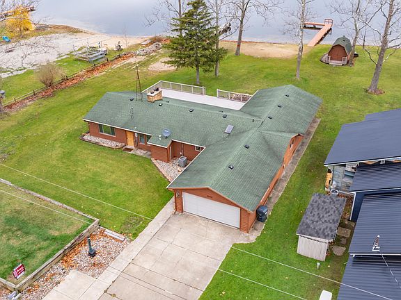 3rd image of 46652 Woodland Dr