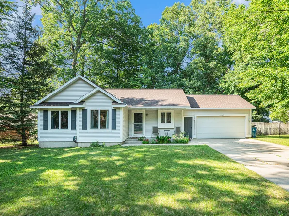 15303 Arborwood Dr, Grand Haven, MI 49417