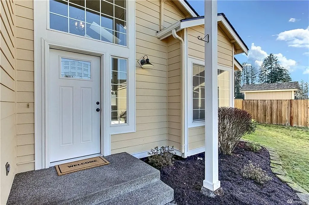 3 bed, 2.5 bath, 1618 sqft, $2,595 — Photo 2