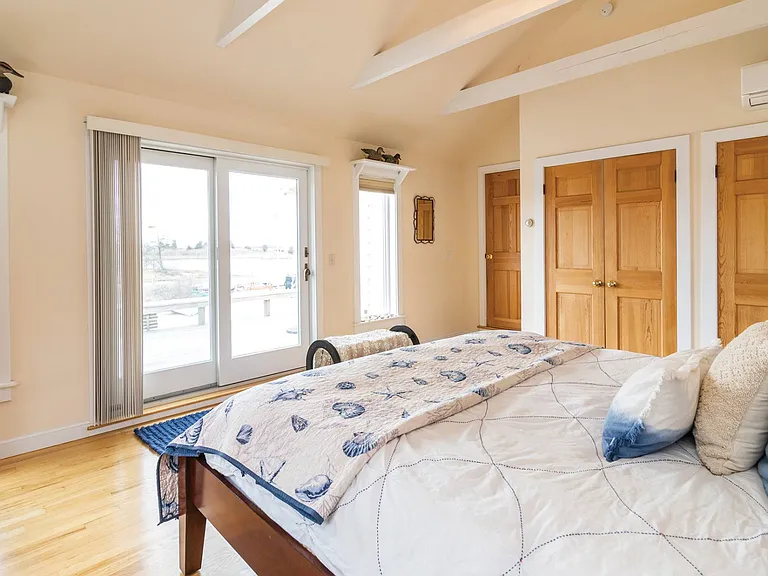 31 Pine Neck Ave — Photo 14