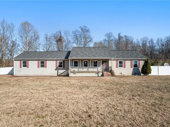 10317 Wildwood Dr, Suffolk, VA 23437