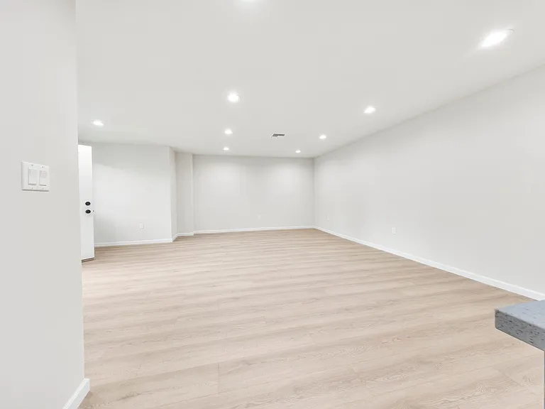 10554 Plainview Ave — Photo 35
