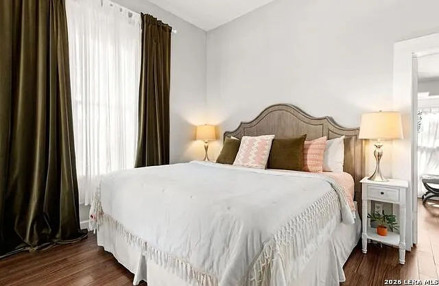 1820 E Houston St — Photo 12