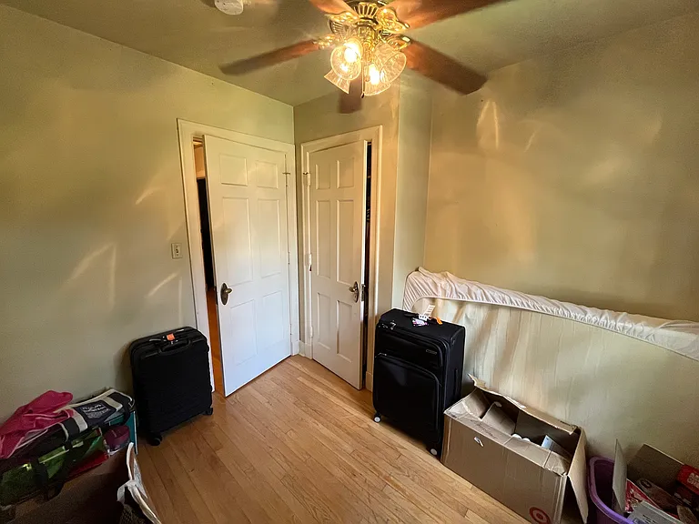 Smaller rental room. will be empty.