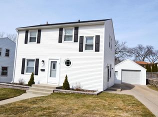 1015 Lockridge Dr NE, Grand Rapids, MI