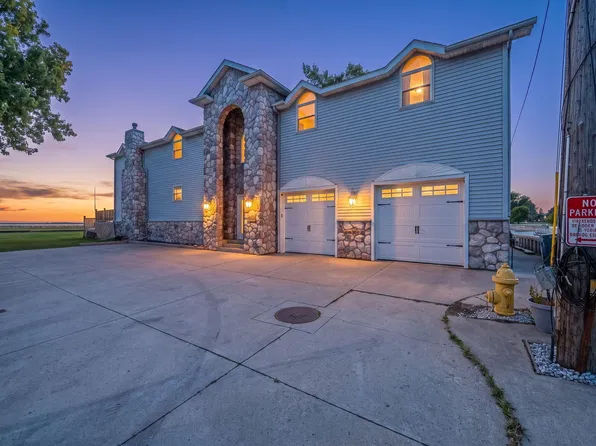 4555 Allen Cove Rd, Luna Pier, MI 48157