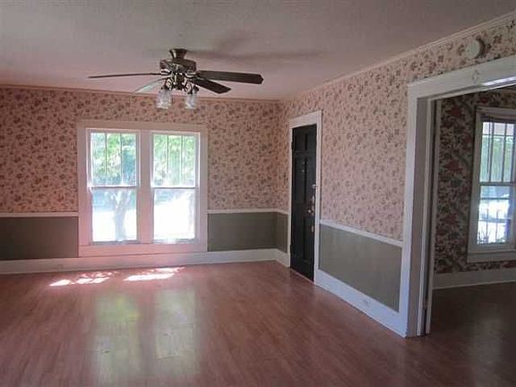4th image of 1521 Tarrant Ave