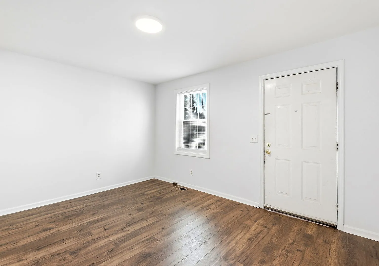 Cozy 2-Bedroom Home Near Downtown Wilmington — Photo 3