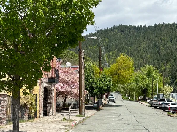 Multiple Downtown Apartments in the Mountains, 5911 Sacramento Ave #3, Dunsmuir, CA 96025