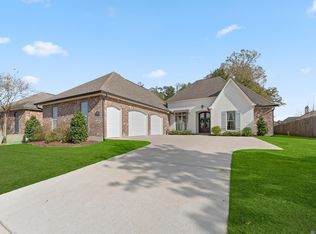 9130 Villa Crossing Dr, Greenwell Springs, LA 70739