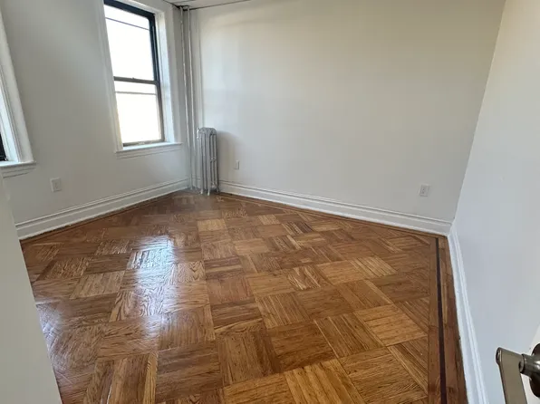 995 Summit Avenue image 3 of 8