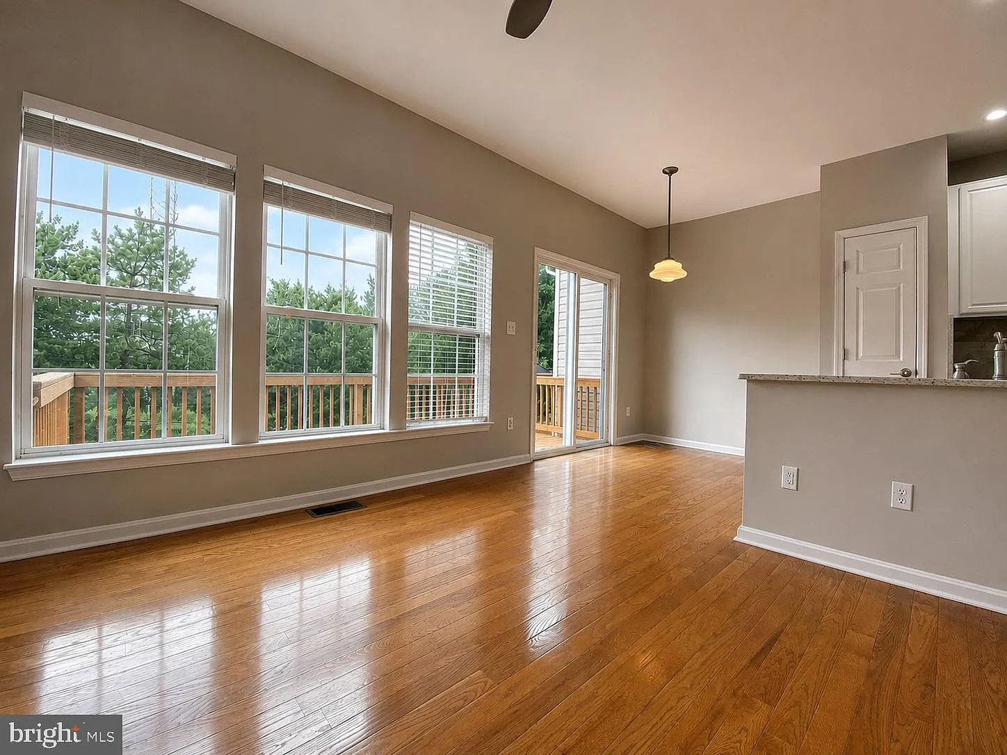 3 bed, 2.5 bath, 1900 sqft, $2,995 — Photo 4