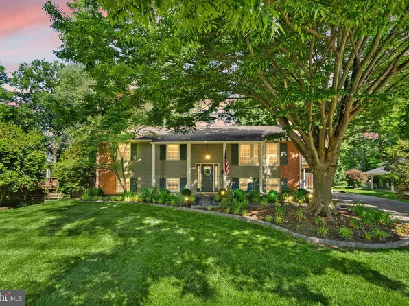 8446 Porter Ln, Alexandria, VA 22308