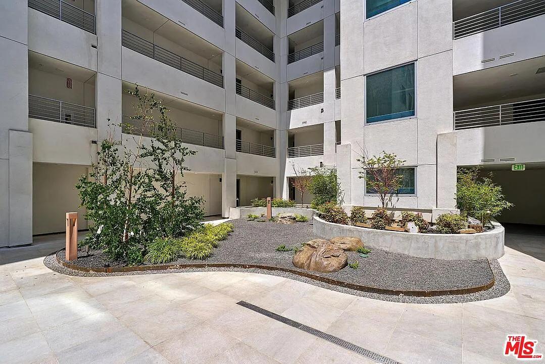 2 bed, 2.0 bath, 1136 sqft, $3,450 — Photo 3