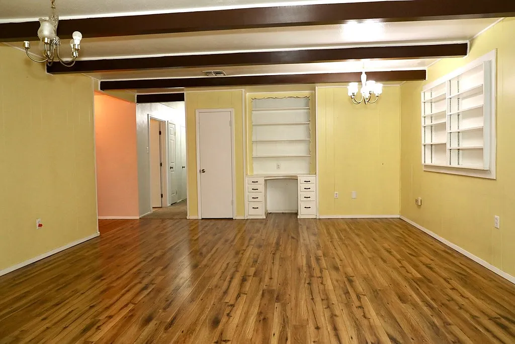3 bed, 2.0 bath, 2164 sqft, $2,100 — Photo 2