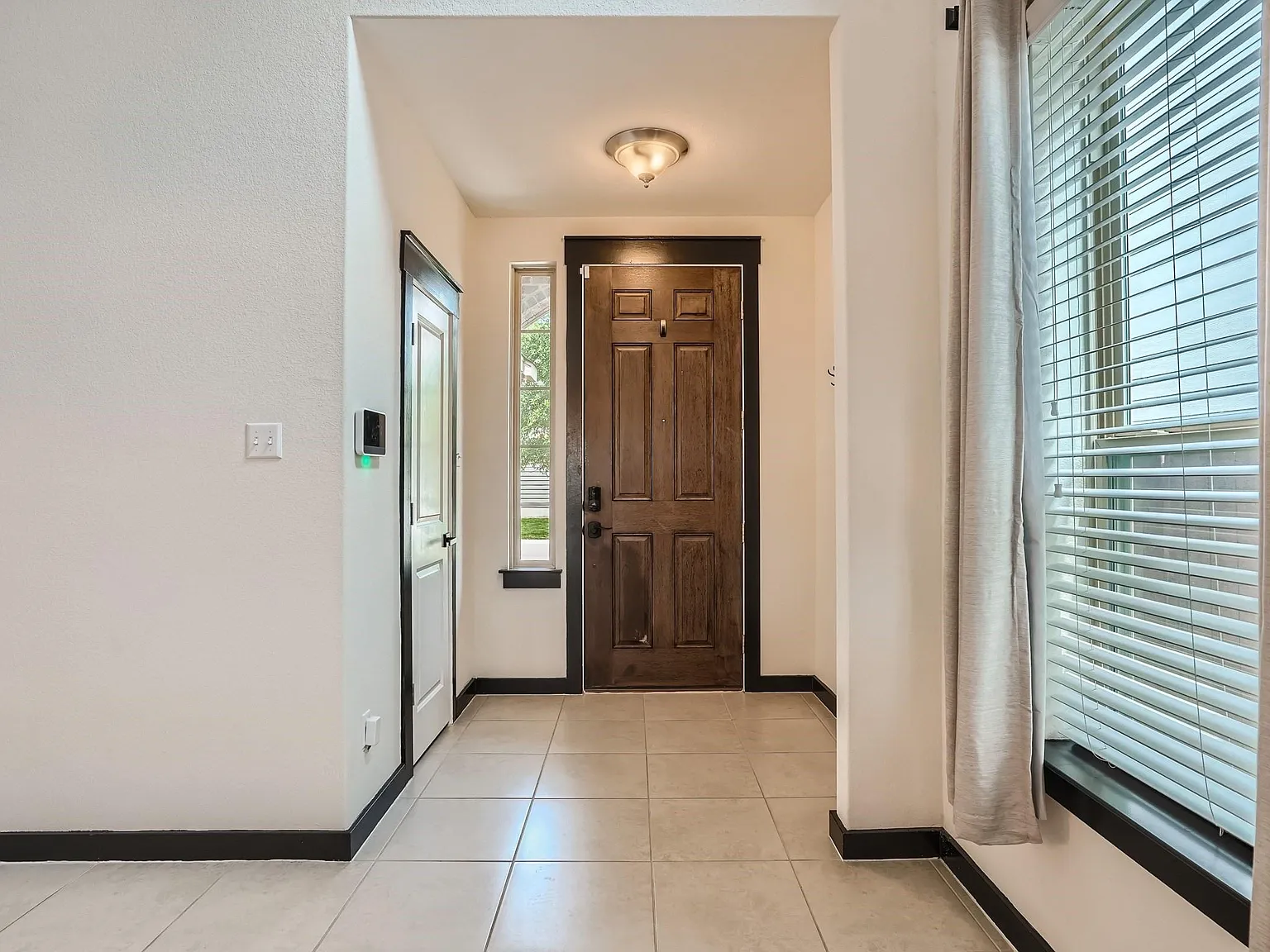 3 bed, 2.5 bath, 1836 sqft, $2,195 — Photo 4