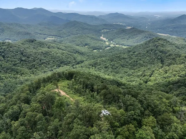 1 Lories Mountain Dr, Hayesville, NC 28904