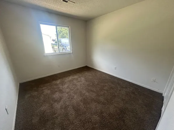 2104 SE Turnpike Ave, Topeka, KS 66605